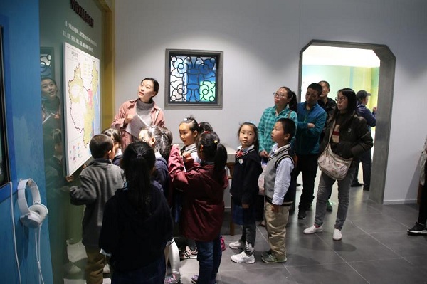 C:/Users/Administrator.R2N5NMTAA41WQFW/Desktop/夏：凤凰传媒学院“行之有声”志愿服务团队走进苏州世界语言展示馆 通讯和照片(1)/凤凰传媒学院“行之有声”志愿服务团队走进苏州世界语言展示馆 通讯和照片/4.jpg