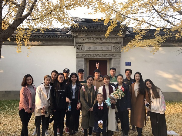 C:/Users/Administrator.R2N5NMTAA41WQFW/Desktop/夏：凤凰传媒学院“行之有声”志愿服务团队走进苏州世界语言展示馆 通讯和照片(1)/凤凰传媒学院“行之有声”志愿服务团队走进苏州世界语言展示馆 通讯和照片/3.jpg