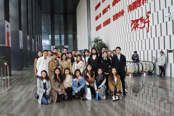 C:/Users/Administrator.R2N5NMTAA41WQFW/Desktop/修改：凤凰传媒学院组织学生赴苏州广播电视台观摩实践 通讯稿和照片/1.jpg