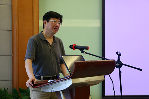 E:/黄艳凤/HYF/2、党建工作/2017年/照片/6月9日-11日媒介城市记忆圆桌会议/圆桌会议照片 - 复件/圆桌会议照片/部分修图/陈龙开幕发言_副本.jpg