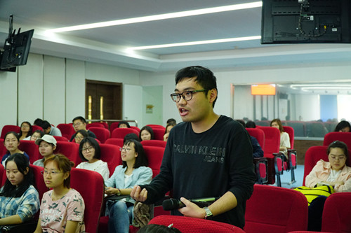 E:/黄艳凤/HYF/2、党建工作/2017年/照片/20170517周洪波/4凤凰传媒学院学生就观影提出相关问题_副本.jpg