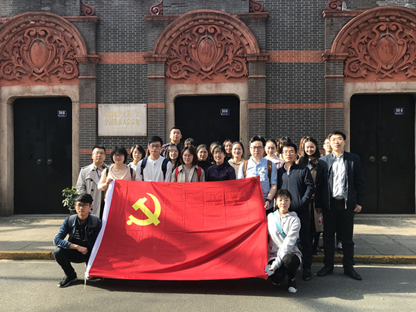 E:/黄艳凤/HYF/2、党建工作/2018年/照片/党建/20180330瞻仰上海一大会址党日活动/2_副本.jpg